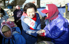 고성 아야진항 방문한 이명박 후보 부인