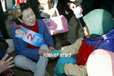 고성 아야진항 방문한 이명박 후보 부인