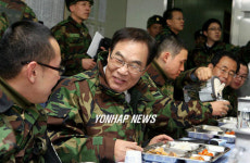 장병들과 식사하는 국회의장