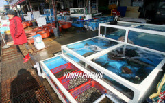 손님 끊긴 태안 신진항 수산시장