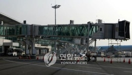빗물도 새는 부실 덩어리 김해공항 탑승교