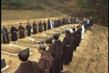 <수도원의 형제, 8년간 어떻게 변했나>