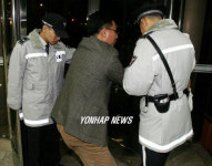 출입구 막아선 경찰