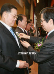 은탑산업훈장 받는 박해춘 우리은행장
