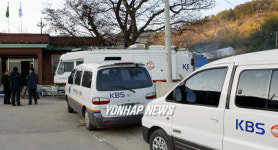 鄭후보 고향에 대기 중인 취재차량