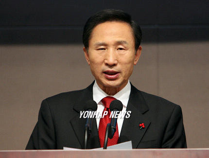 이명박 전 대통령, 교육감 보궐선거 투표참여 후 청계천 산책! 미래를 위한 행보 기대됩니다.