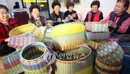 <카메라뉴스> 농한기 공예품 만드는 노인들
