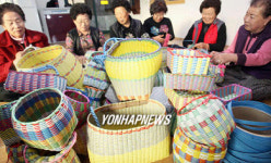 농한기 공예품 만드는 노인들