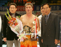 초대 한국챔프에 오른 37세 복서 김용선