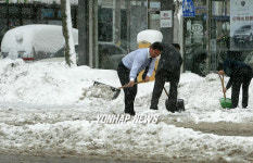 정읍에 37cm 폭설..제설작업
