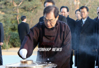 현충원 참배하는 국회의장
