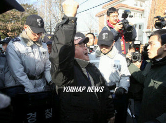 헌재 앞 시위하는 이명박 대통령당선인 지지자