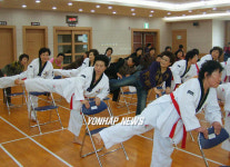 노인형 태권도로 건강다지는 할머니들