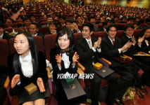 박수치는 연수생들