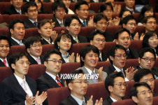 박수치는 연수생들