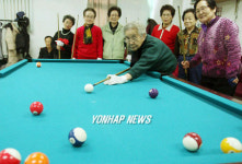 포켓볼 치는 어르신들