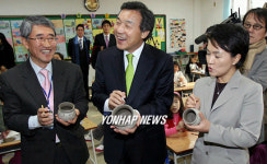 초등학교에 간 손학규 대표