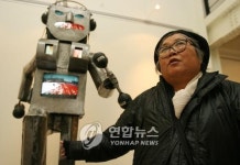  백남준 2주기 맞아 한국 찾은 부인 구보타