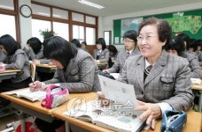 <환갑넘긴 할머니 중학생..늦깎이 공부 신나요>