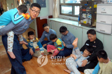 <독도함 장병, 3년째 재활원 자원봉사>