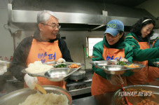 로버트김 `밥퍼봉사