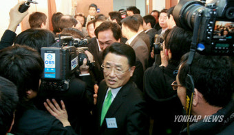 공천면접 마치고 나가는 한나라당 공천신청자들