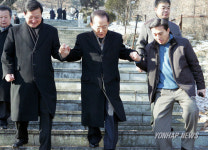 이회창 故 조병옥 박사 묘 참배