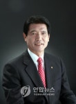  중학교 졸업장받는 오근섭 양산시장