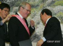 송민순 외교, 힐 차관보에게 수교훈장 광화장 수여