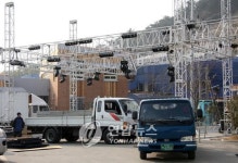 <盧대통령 귀향 D-3> 무대 만들고 청소도 하고..