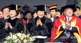 환하게 웃는 박근혜 전 대표