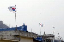 태극기태극기 휘날리는 운봉리 마을