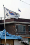 태극기 휘날리는 운봉리 마을