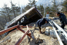 미시령 동서관통도로에서 트럭 이탈