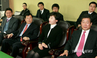 면접 기다리는 전북지역 공천신청자