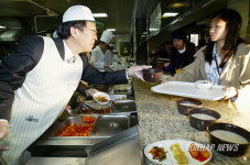 밥 퍼주는 총장님