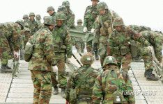 한-미 장병들 힘을 합쳐 임시교량 건설