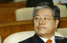 입꽉다문 김성호 국정원장내정자