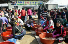 춘천 박사장수마을서 장 담가요