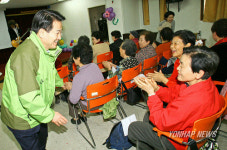 상도 종합사회복지관 찾은 정동영 전 장관