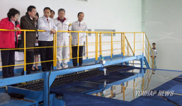 LCD용 유리 제조과정 살펴보는 이 대통령