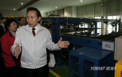 LCD용 유리 제조과정 살펴보는 이 대통령
