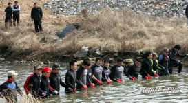 우예슬양 찾기 위한 군자천 수색작업