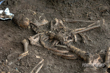 뼈와 굿 사진집 속의 유해