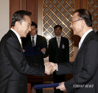 이대통령, 최시중 방통위원장 임명장 수여