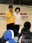 손자뻘 후배에게 인사하는 노 전 대통령
