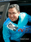 승합차에서 내리는 박진 의원