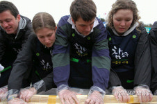 울진대게축제  외국인들의 김밥말이