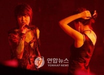 <신화 10주년 공연, 팬들과 눈물ㆍ웃음바다>