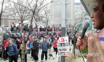 등산객 향해 호소하는 후보